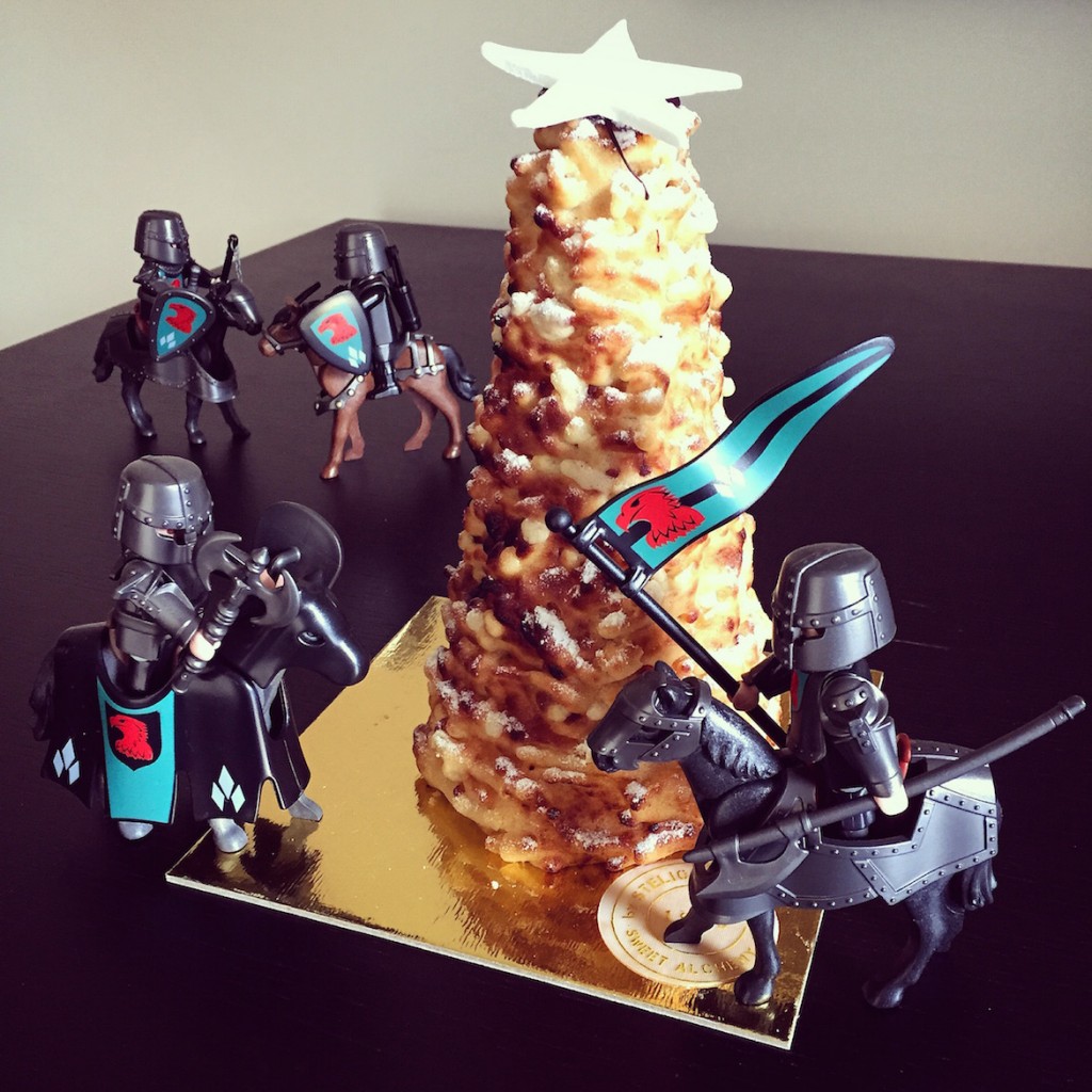 Stelios Parliaros sweet alchemy Precious Christmas tree of chocolate & crocant guarded by Playmobil knights