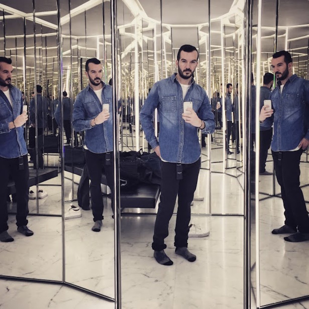 Multiple-mirror #selfie in Saint Laurent boutique in via Sant Andrea