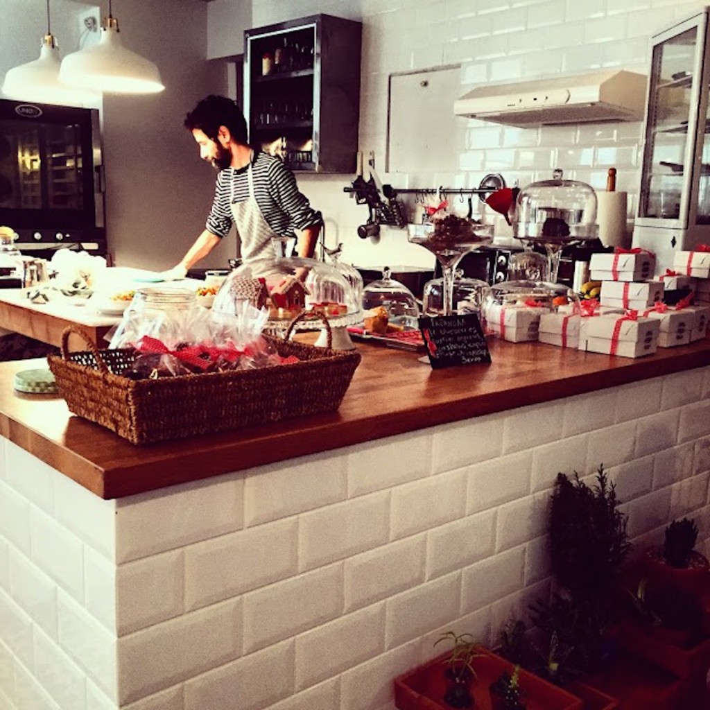 The open kitchen adds to the cozy atmosphere