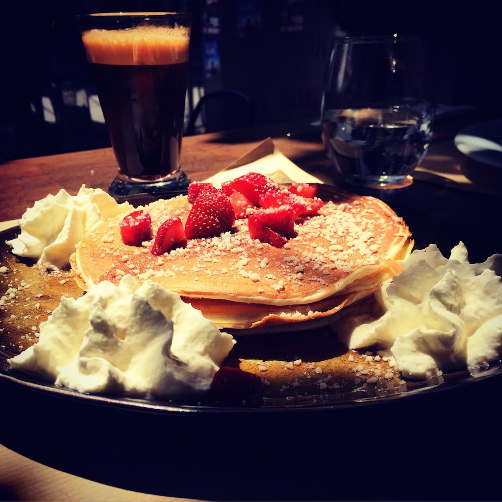Pancakes με maple syrup, φράουλες & κρέμα στο MALCONI'S, που έχει γενικά σούπερ brunch!