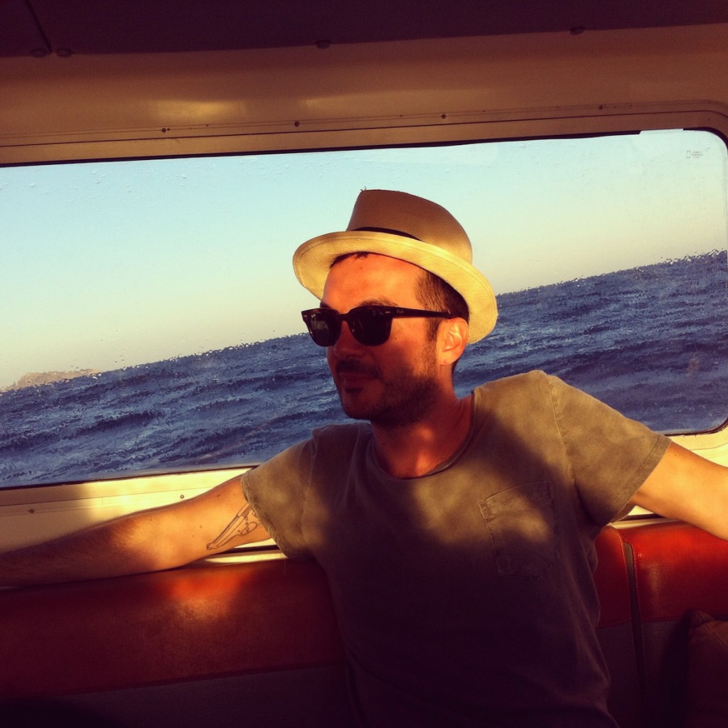 Timeless style for an all-time-classic island: Panama hat & Ray-Ban sunglasses.