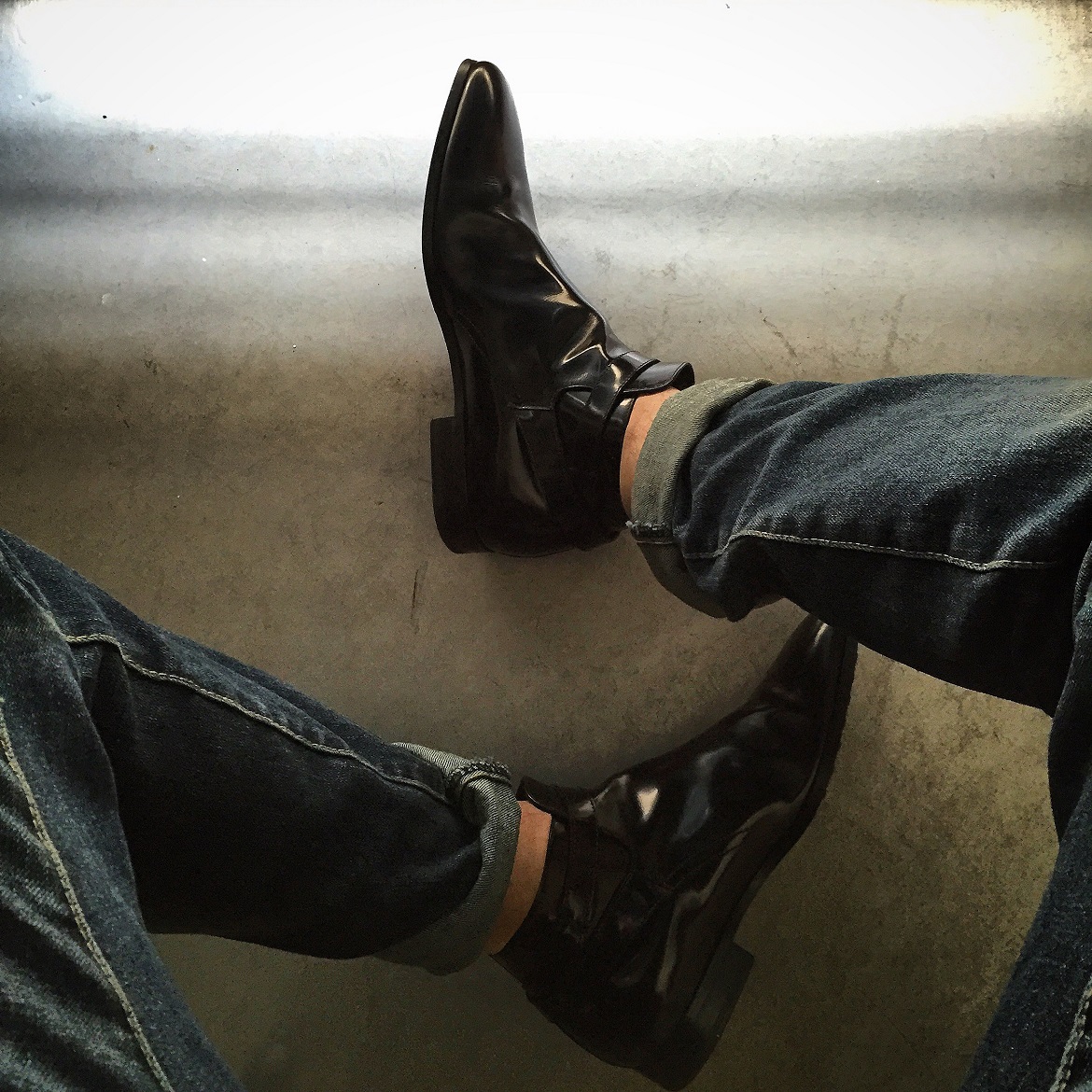 Black shiny leather ankle boots by Tod's - Jeans by H&M.
