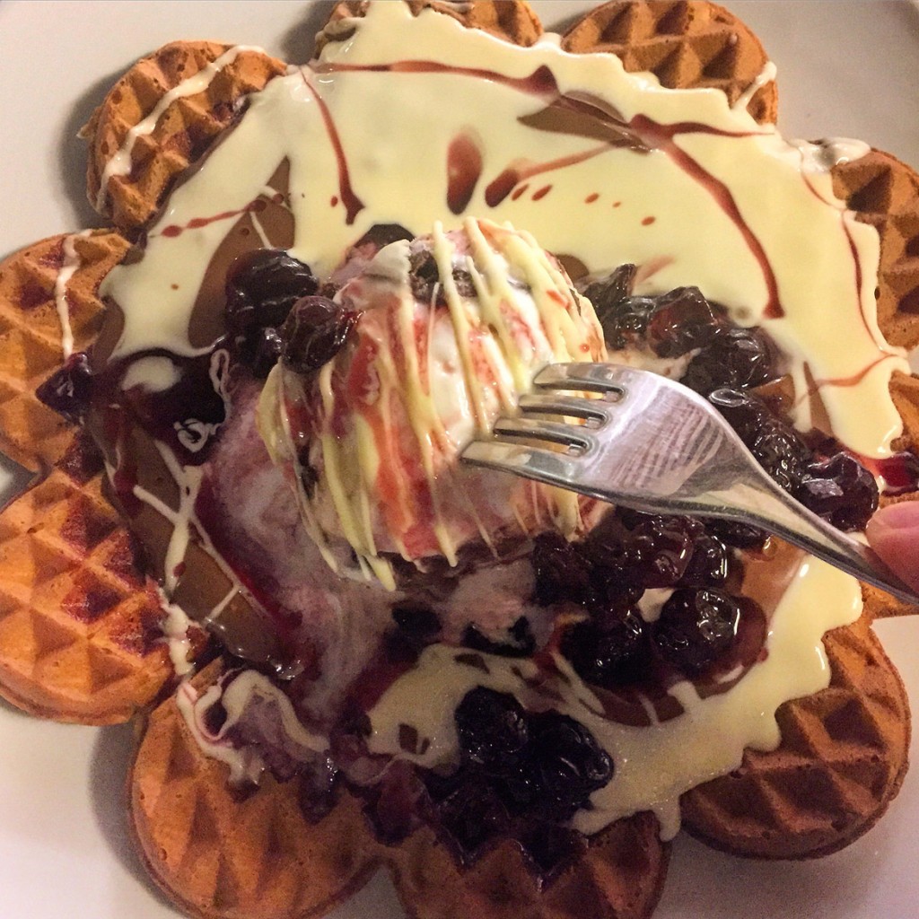 White chocolate & sour cherry taste perfect together!