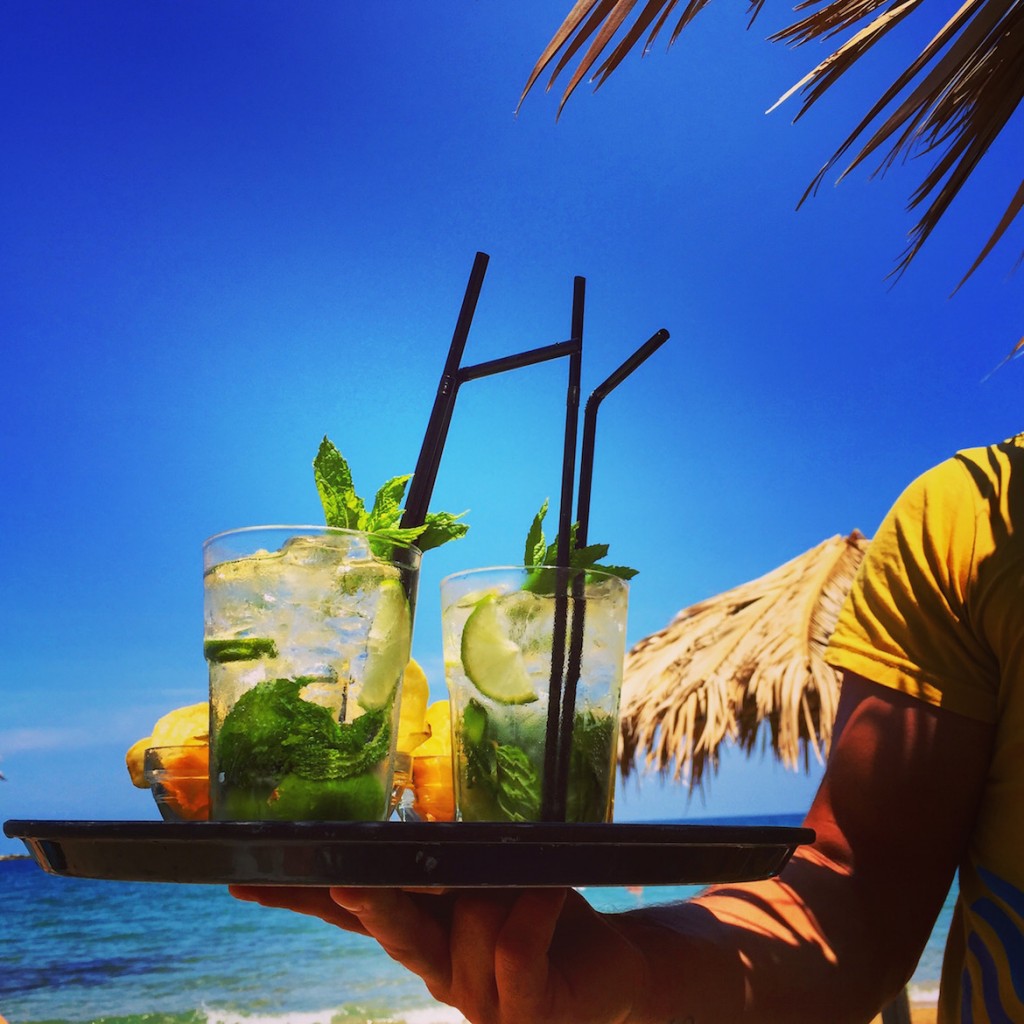 (Σχεδόν) σπιτικά mojito στην παραλία μπροστά από το Ammos Hotel, Χανιά