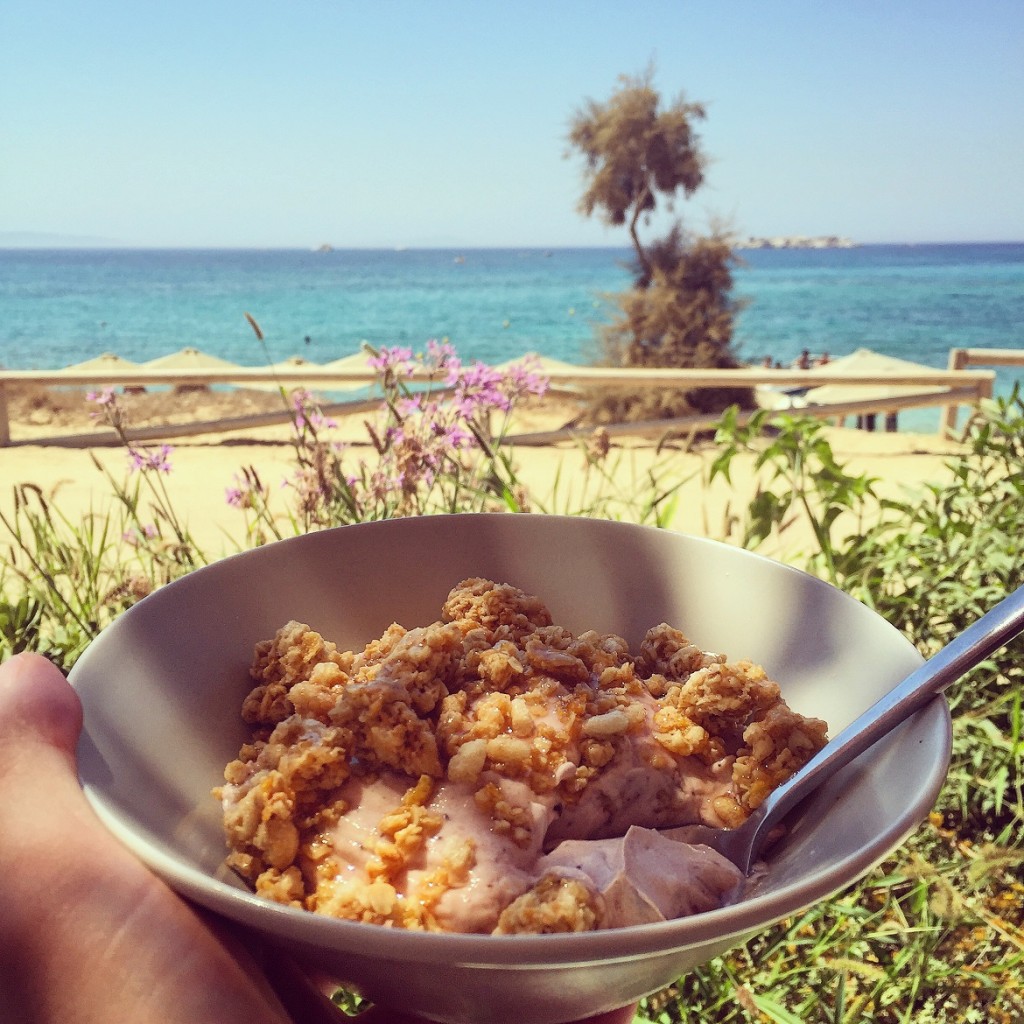 Choco yoghurt & quaker at Water Sports Plaka - surfers know best about healthy snacks!
