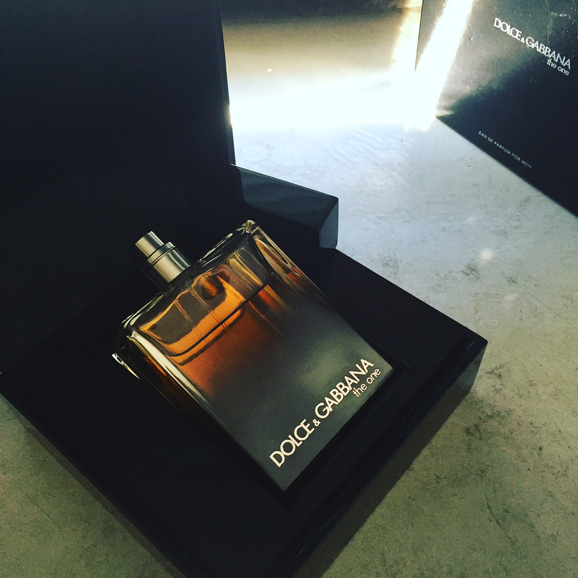 A beautiful iconic bottle that makes The One by Dolce & Gabbana ideal for Xmas gift!