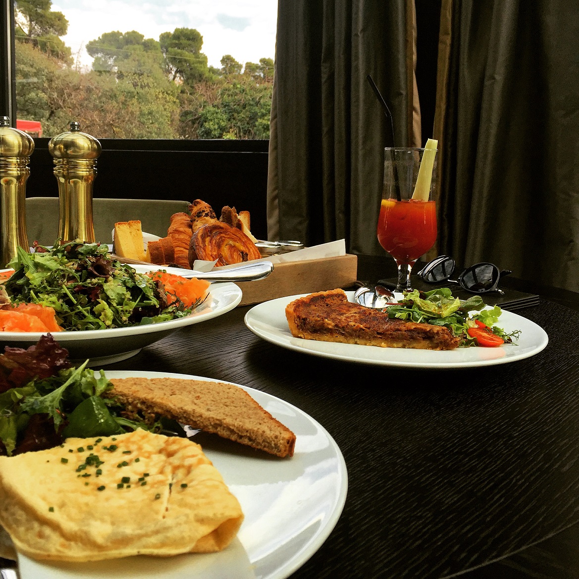 The egg whites omelette, the quinoa & salmon salad, the quiche, the bread basket & the Bloody Mary cocktail: the winner takes it all on Sundays!