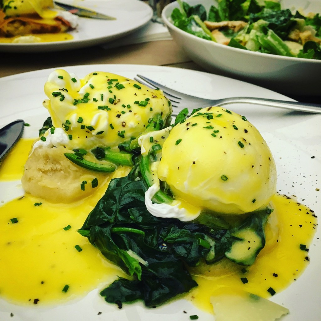 Eggs Florentine (2 αβγά ποσέ σε english muffins με σπανάκι & σος hollandaise) στο NEW YORK SANDWICHES