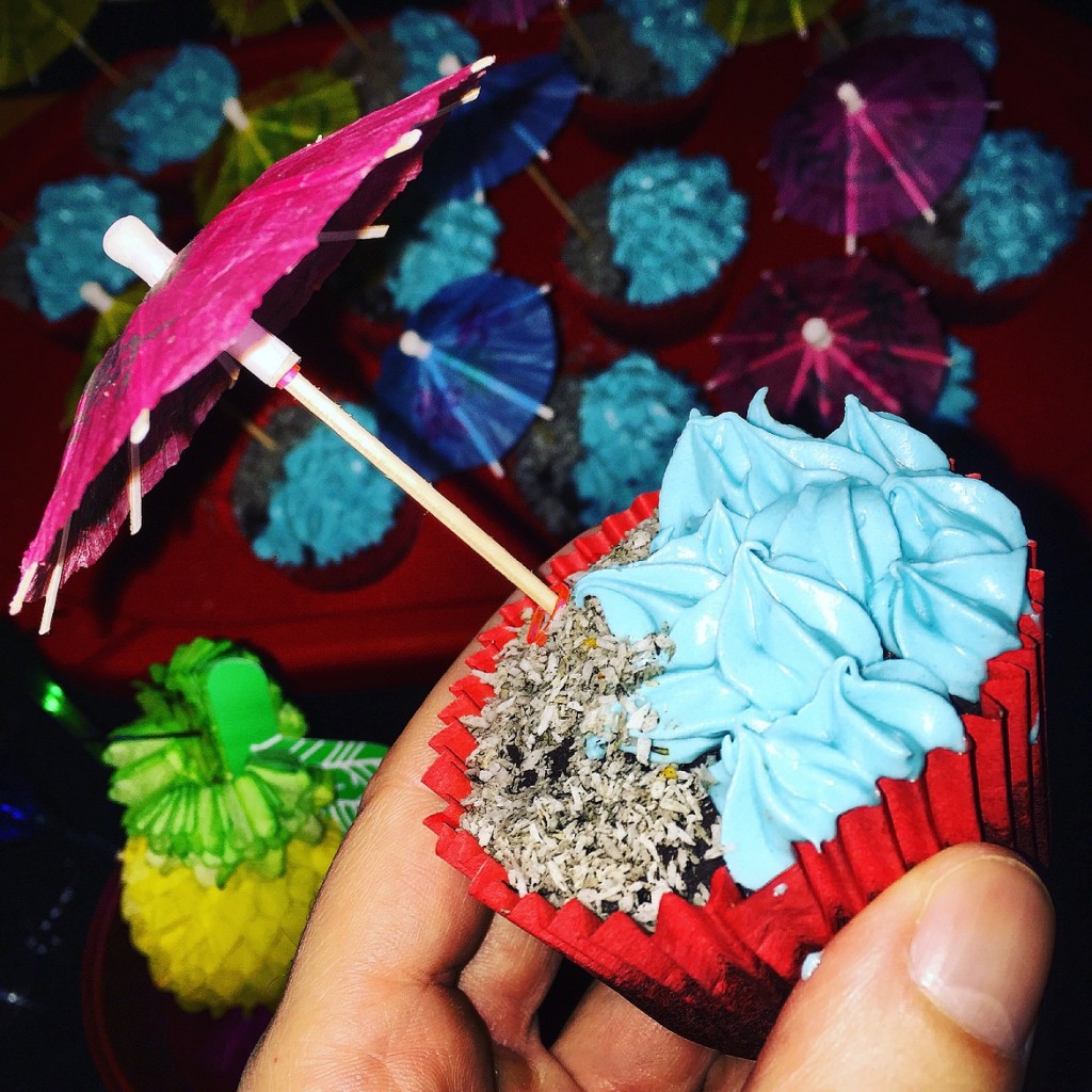 Kitsch & delicious beach-themed cupcakes by "Lyros patisserie" ;)