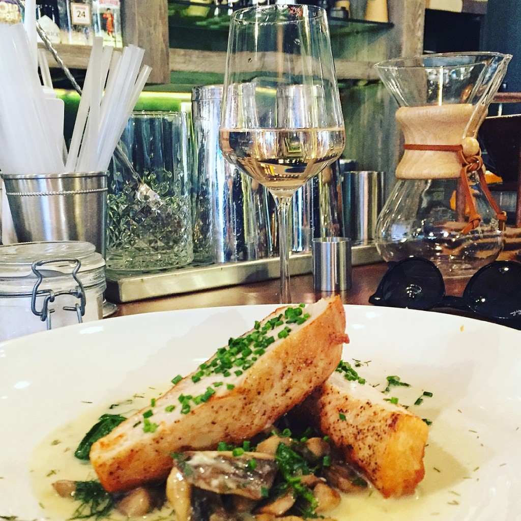 Chicken with mushrooms & spinach at Feedέλ