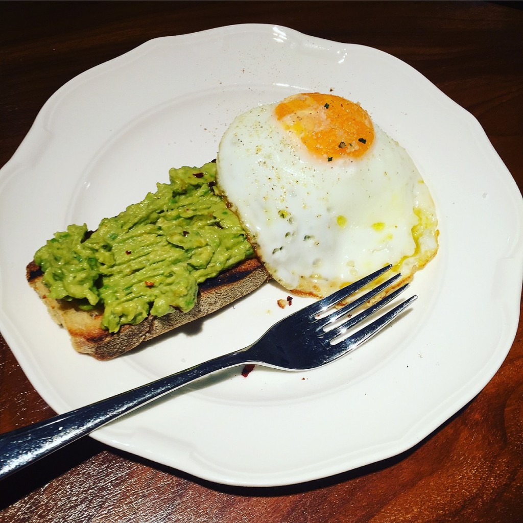 Avocado Toast (μ' ένα αβγό μάτι από πάνω)