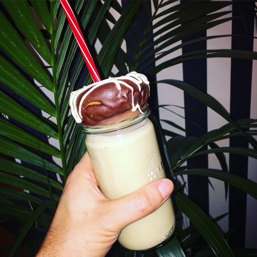 Protein Shake & Cake (almond milkshake & κέικ βρώμης-μπανάνας με επικάλυψη σοκολάτα)
