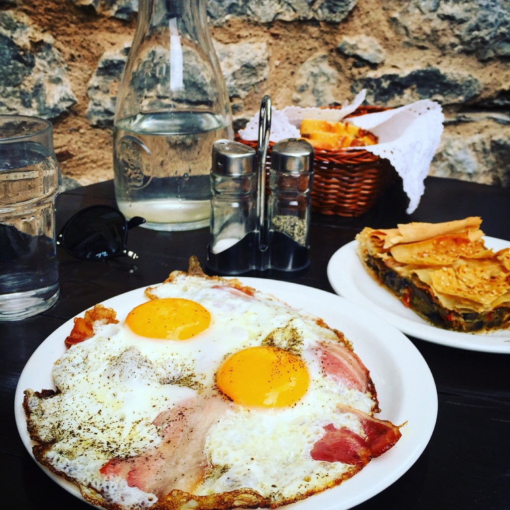 Yummy late breakfast with eggs, bacon, plus a delicious mushroom pie at "En Arachovi" easy-going little cafe