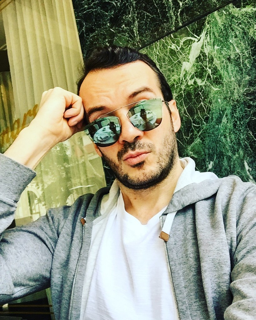 Sunday morning selfie at Zonars. My sunglasses look better than yours ;)