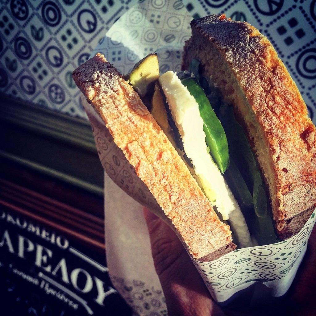 Fresh & healthy! Μανούρι, αβοκάντο, αγγούρι και σπανάκι με μαγιονέζα βασιλικού σε λευκό ψωμί με προζύμι