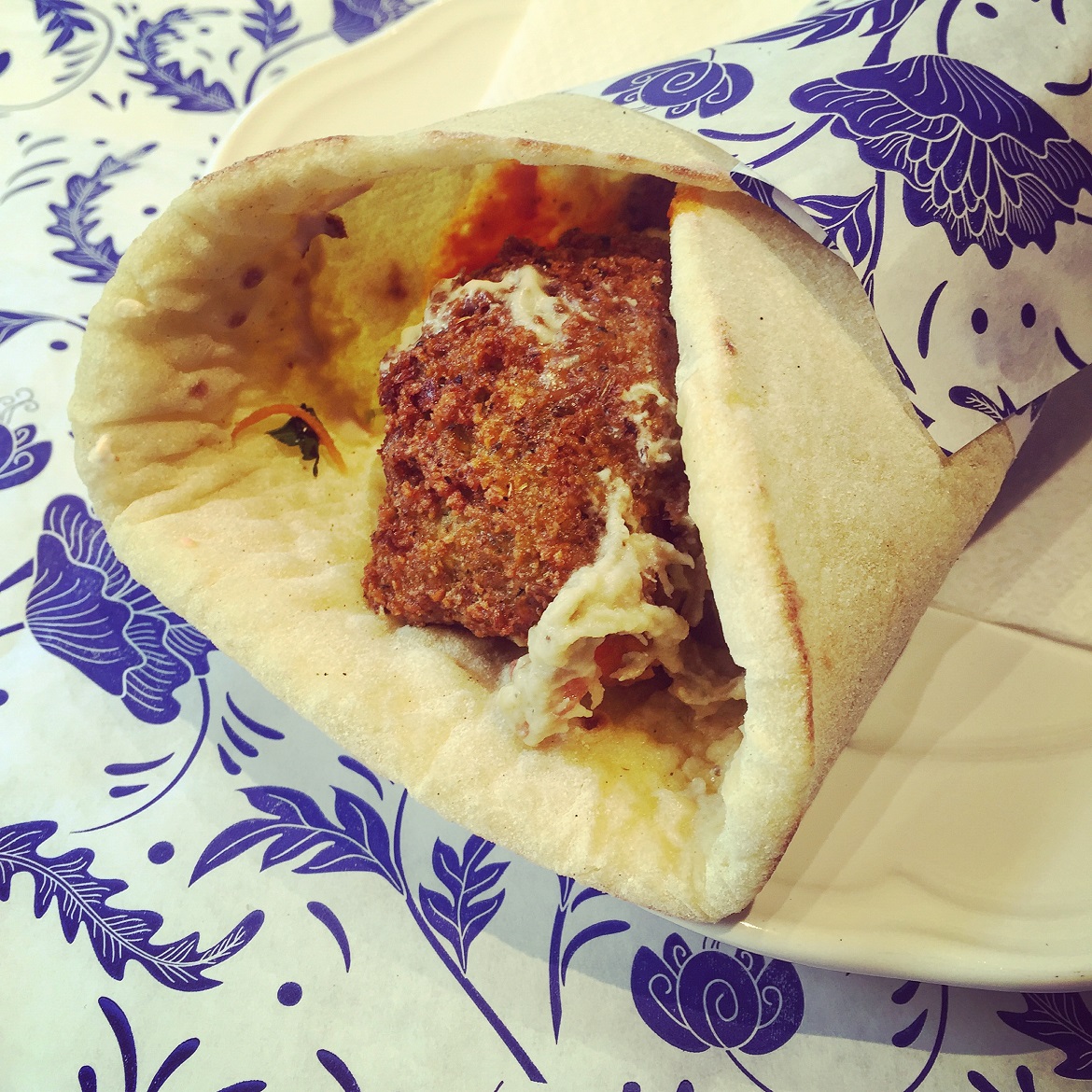 Περιποιημένο, καθαρό & υγιεινό falafel με μπαμπά γκανούς, ταχίνι, χαρίσα
