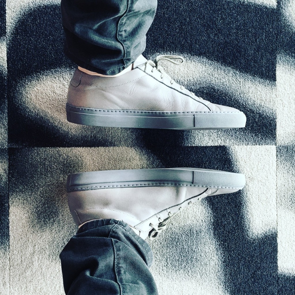 My favourite discreet grey leather sneakers by Common Projects