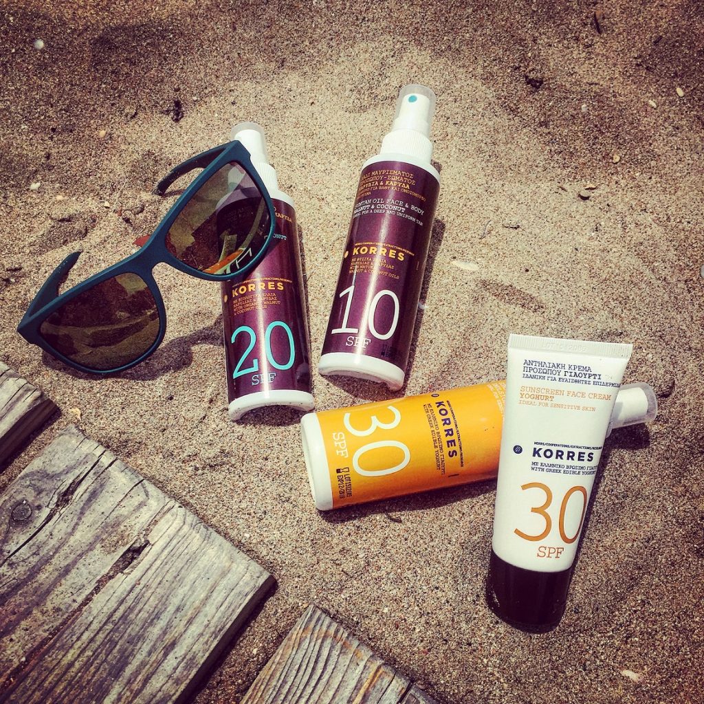 KORRES με ελληνικό βρώσιμο γιαούρτι (spf30 σώμα + πρόσωπο) που ενυδατώνει & καταπραΰνει, αλλά και με έλαια καρυδιάς & καρύδας (spf20 + spf10) για βαθύ μαύρισμα // γυαλιά ηλίου Polaroid (Safilo)