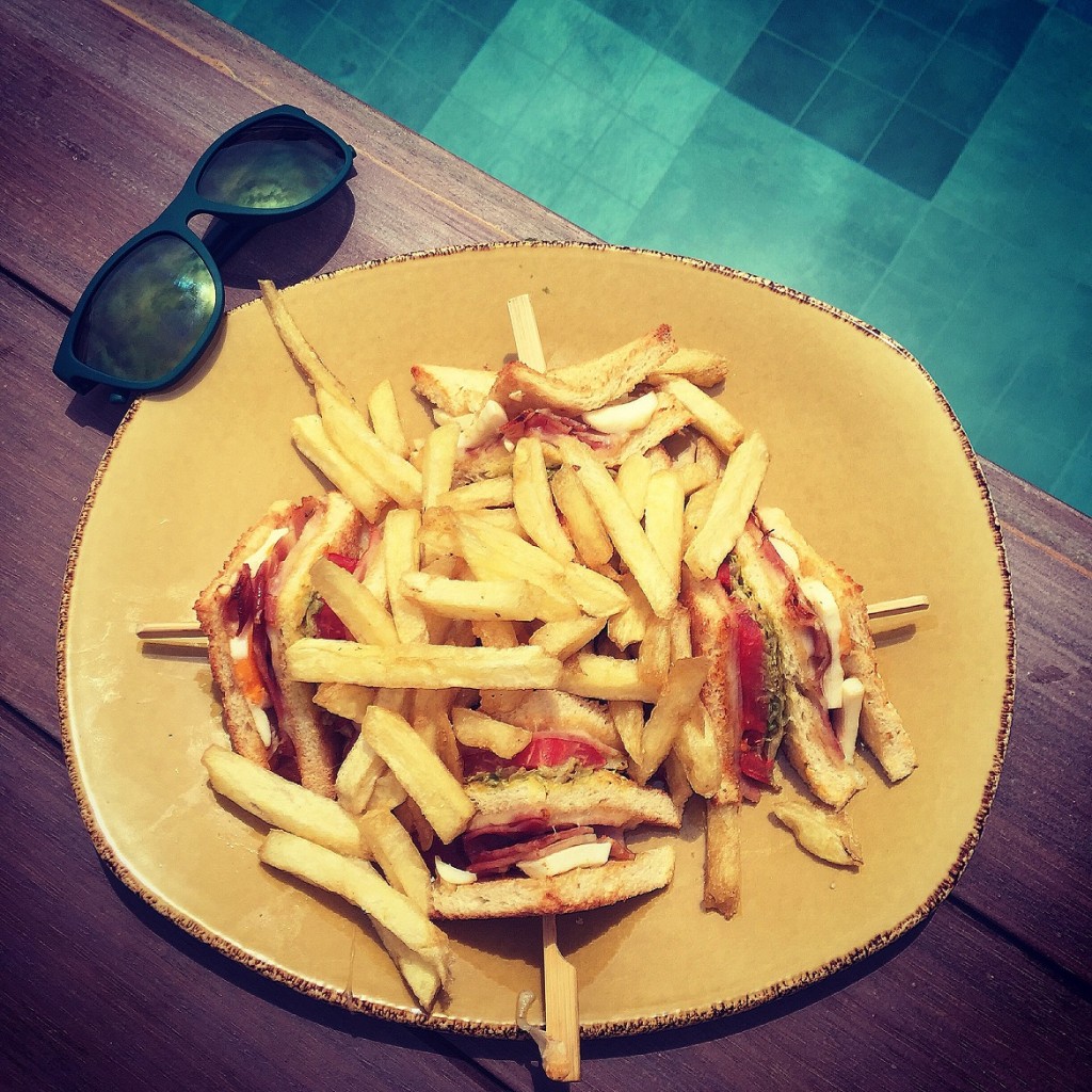 #nomnom club sandwich served by the pool // eyewear by Polaroid (Safilo)