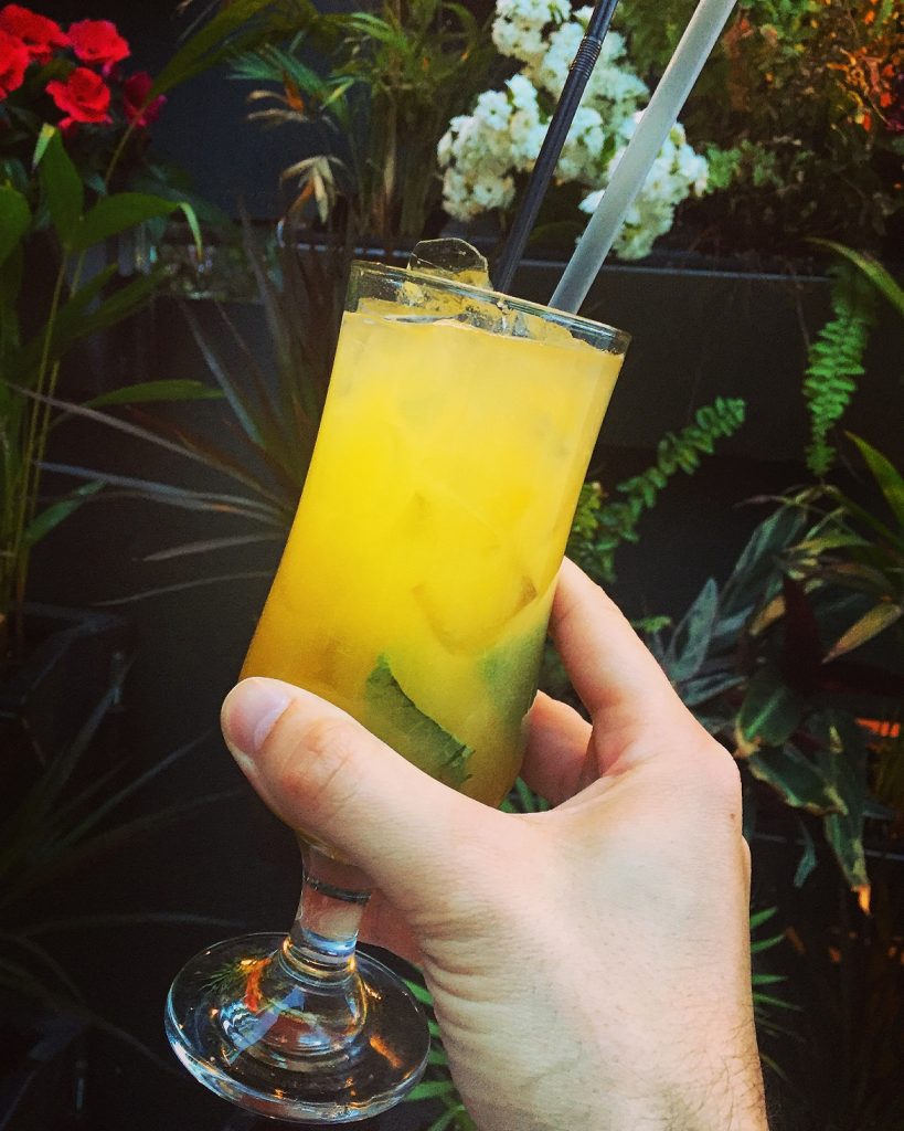 Yellow Ginger Mocktail (χωρίς αλκοόλ): περιέχει μανταρίνι, ανανά, μέλι, ginger, δυόσμο & detox βιολογικό τσάι APIVITA me αγριοκυπάρισσο, ταραξάκο & λουίζα