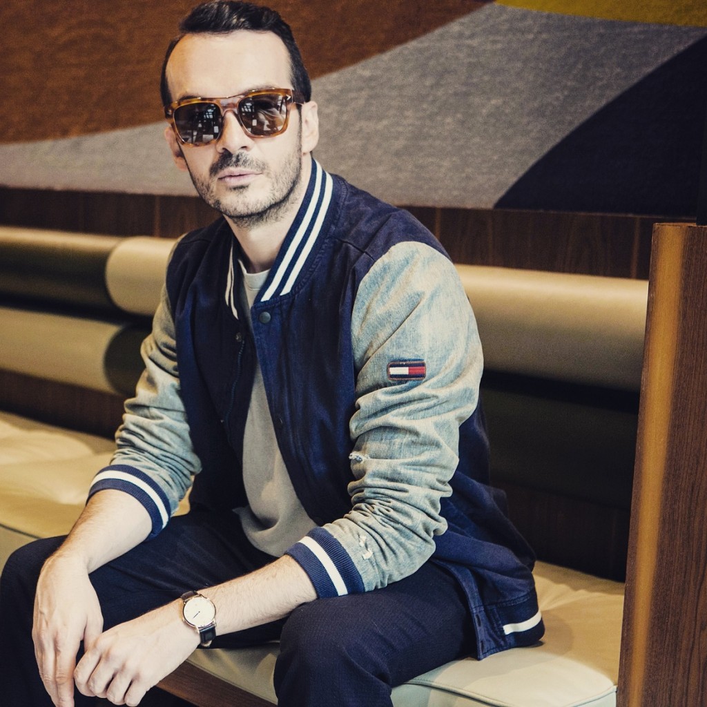 ALL-TIME-AMERICAN-CASUAL: Bomber jacket, tshirt & trousers by Tommy Hilfiger // sunglasses by Givenchy // watch by Daniel Wellington