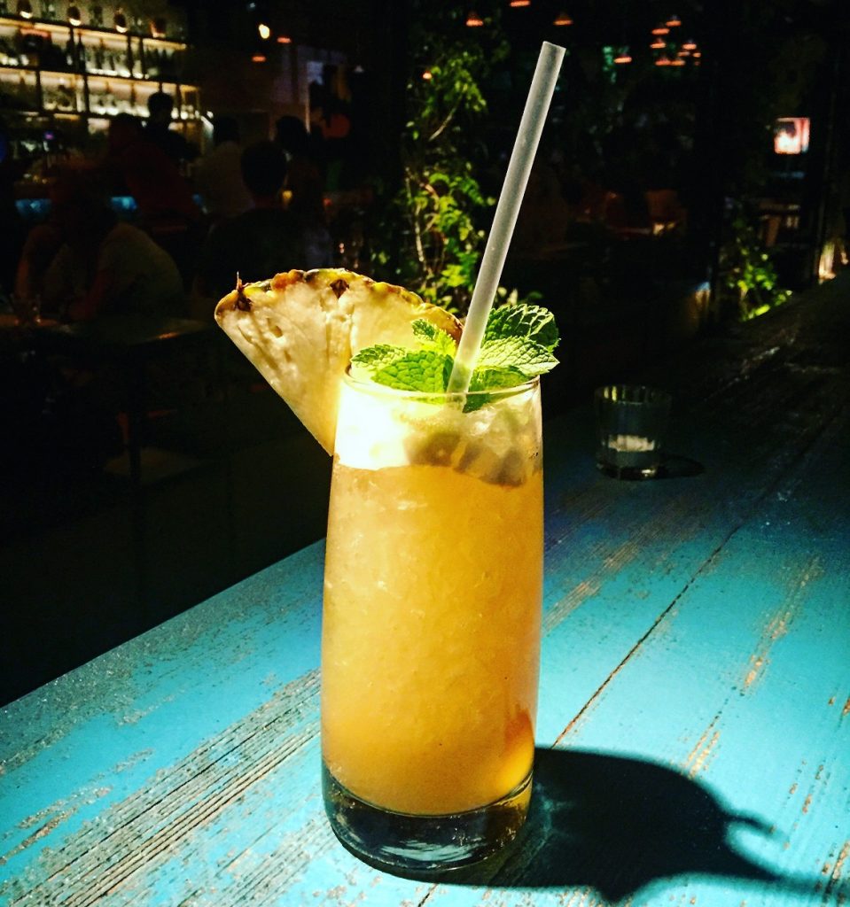 Dark Side of the Moon cocktail (Havana Club Anejo Reserva, ρούμι Appleton Estate VX, lime, σιρόπι μπύρας, passion fruit, Artisanal ginger beer