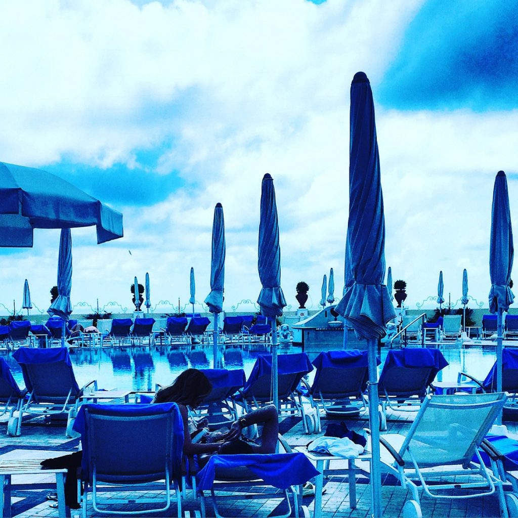 A dramatic end of day next to the (full of the rich & famous) pool of Grand Hotel Quisisana