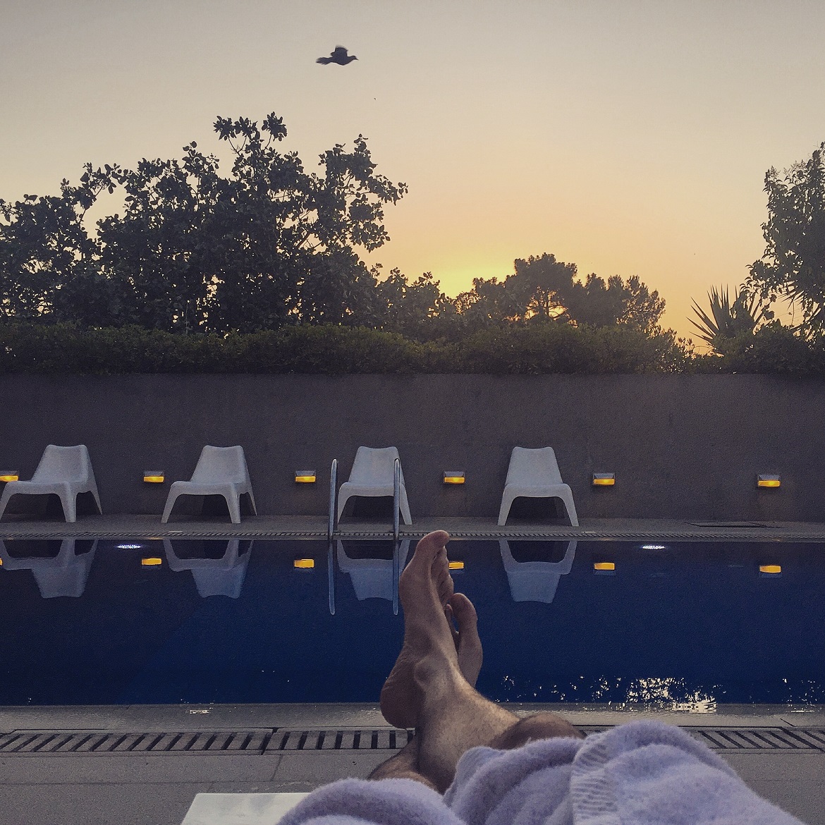 Ηλιοβασίλεμα στην πισίνα του Cocoon Urban Spa, τελείως χαλαρωμένος από το δυνατό deep-tissue μασάζ
