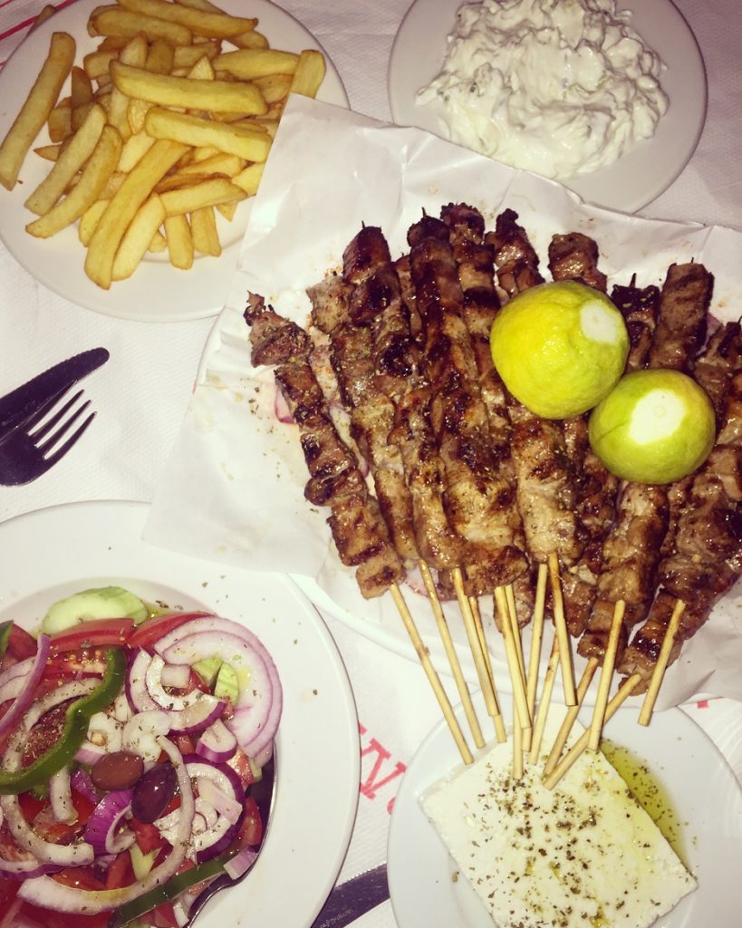 House specialties: χοιρινά καλαμάκια, αγγουροντομάτα (δεν σερβίρει χωριάτικη) με τη φέτα ξεχωριστά, χειροποίητες πατάτες τηγανιτές & ελαφρύ τζατζίκι #nomnom
