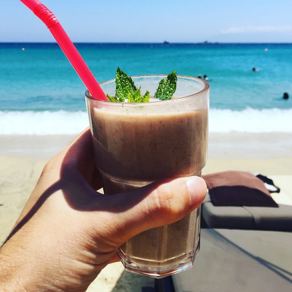 A power smoothie with oatmeal, peanuts & banana!