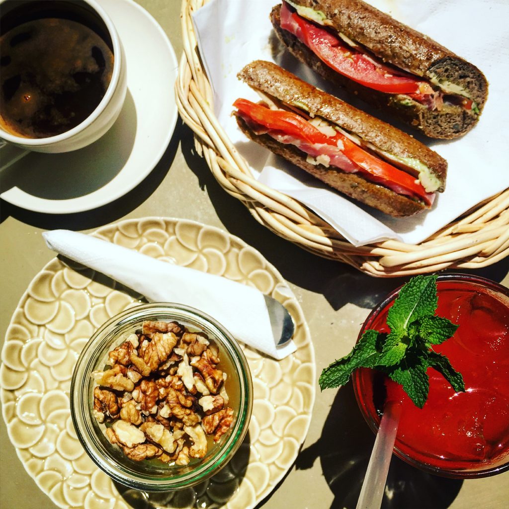 #breakfast στο σοφιστικέ Karybu (all-day café + bar) μέσα στη Χώρα