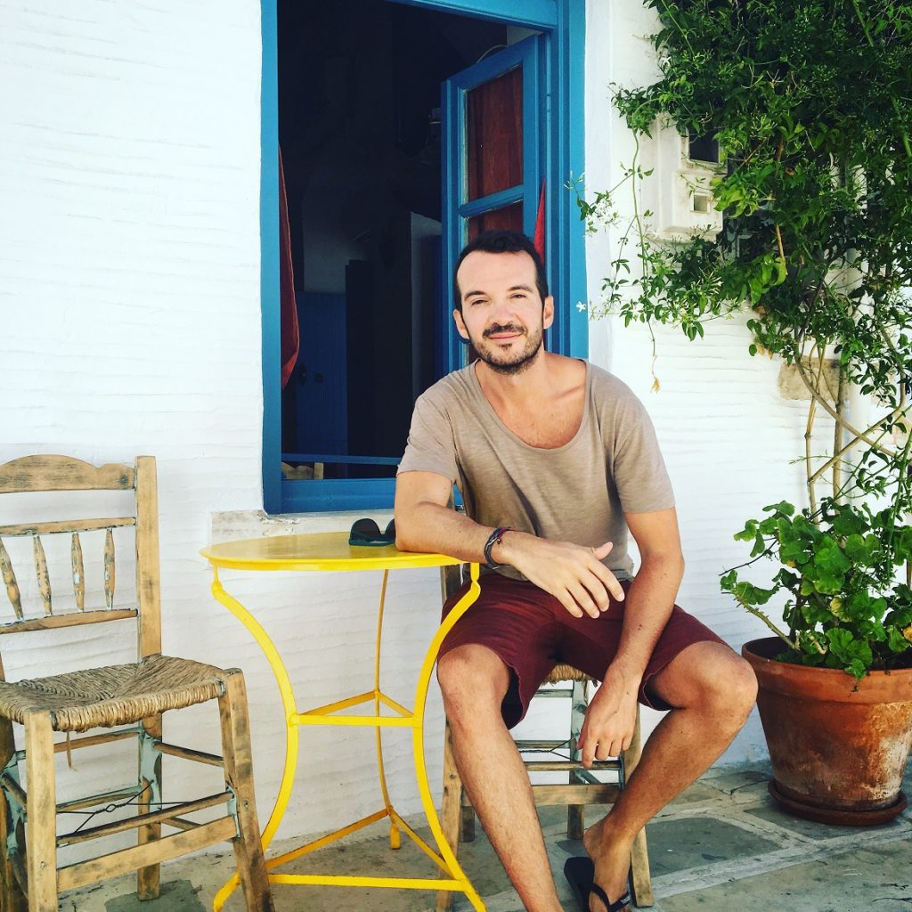 Η Τήνος δεν σηκώνει πολύ styling: t-shirt American Vintage, βερμούδα WESC & Havaianas