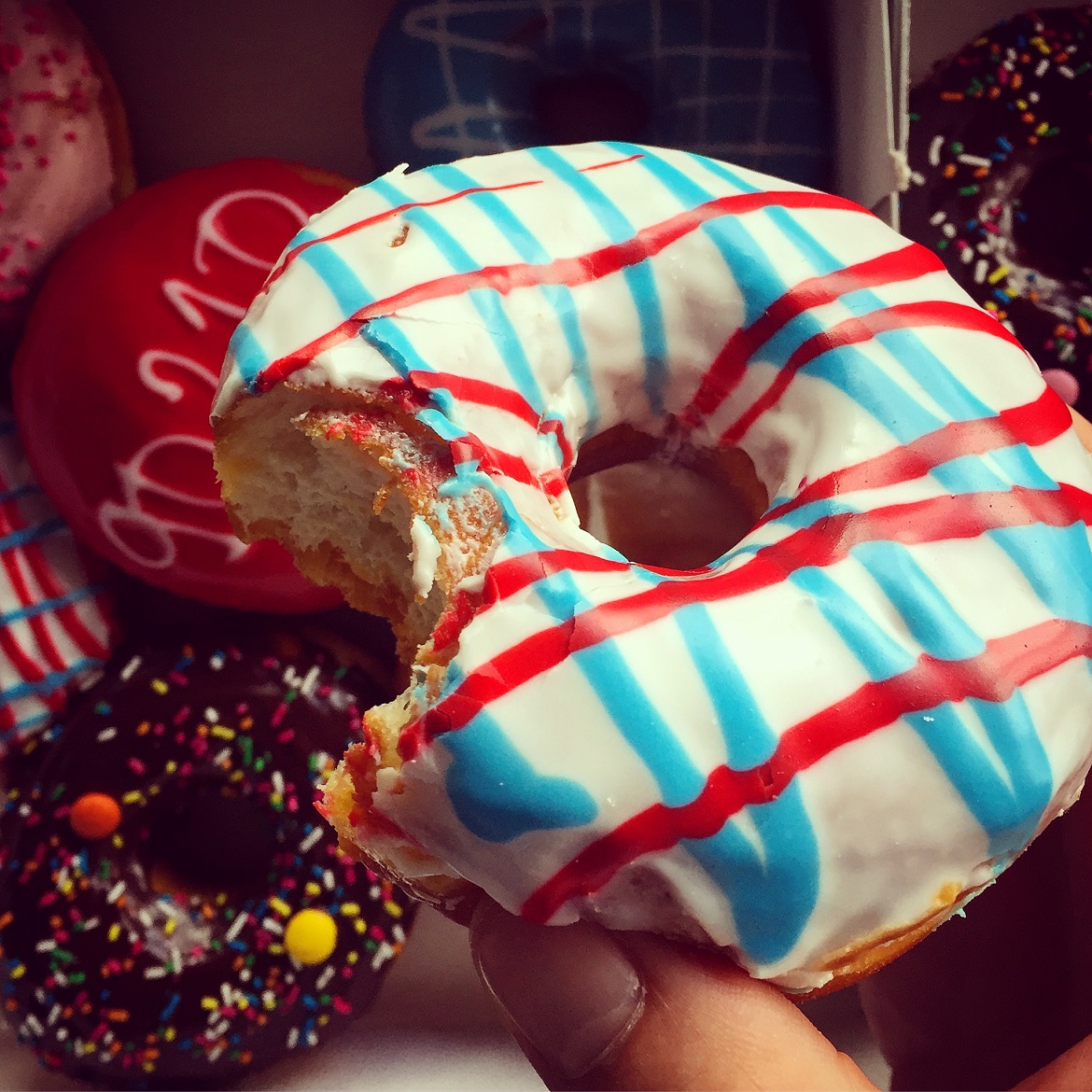 Rodeo Drive donut: με επικάλυψη λευκού γλάσου & πινελιές California & φράουλα