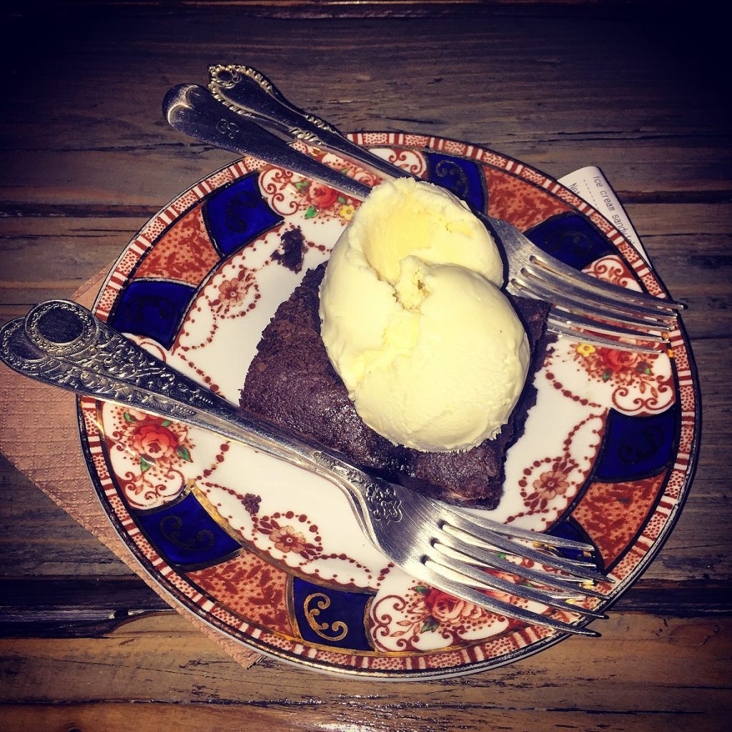 Θα περίμενα πολύ καλύτερο chocolate brownie σε ένα μενού γεμάτο "αμερικανιές". Άσε το παγωτό με τα κρυσταλλάκια του πάγου... Ούτε κερασμένο σε καφετέρια δεν είναι πια έτσι!