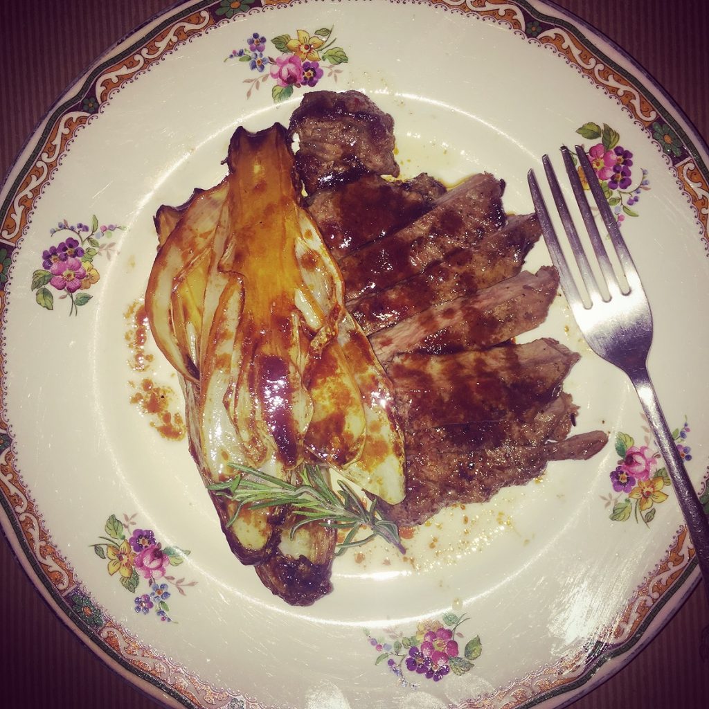 Φιλέτο sirloin με chicory, καβουρδισμένα φουντούκια & γλυκόξινο dressing (18.50 ευρώ): το αγαπημένο μου κρέας, πιο στεγνό από συνήθως...
