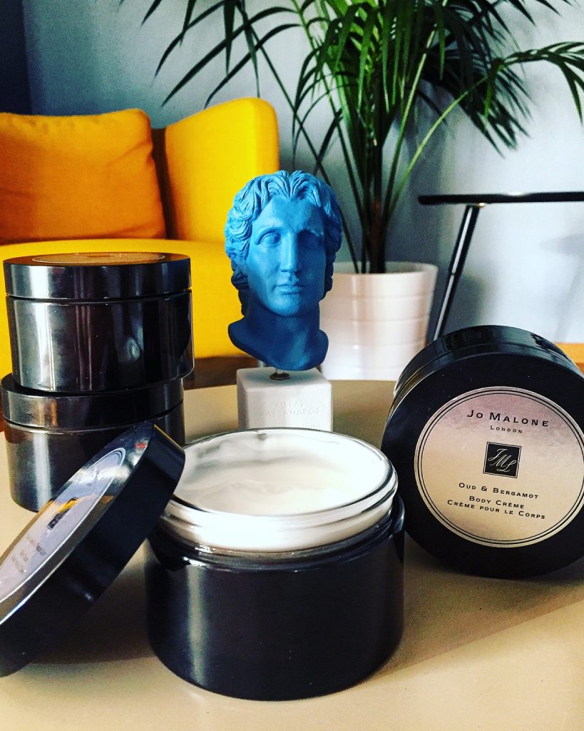 Οι τέσσερις νέες κρέμες σώματος Jo Malone είναι πολύ πλούσιες στην υφή και στη σύσταση & με απίστευτα αισθησιακά αρώματα που μια χαρά ταιριάζουν σε άντρες χωρίς ταμπού. Δικό μου αγαπημένο μου είναι το Dark Amber & Ginger Lily, όμως ειδικά στις κρέμες σώματος που μπλέκονται με την ιδιαίτερη προσωπική μας μυρωδιά σε μοναδικούς συνδυασμούς, καθένας οφείλει να αναπτύξει το δικό του γούστο χωρίς να ακούει ούτε εμένα ούτε κανέναν άλλο...