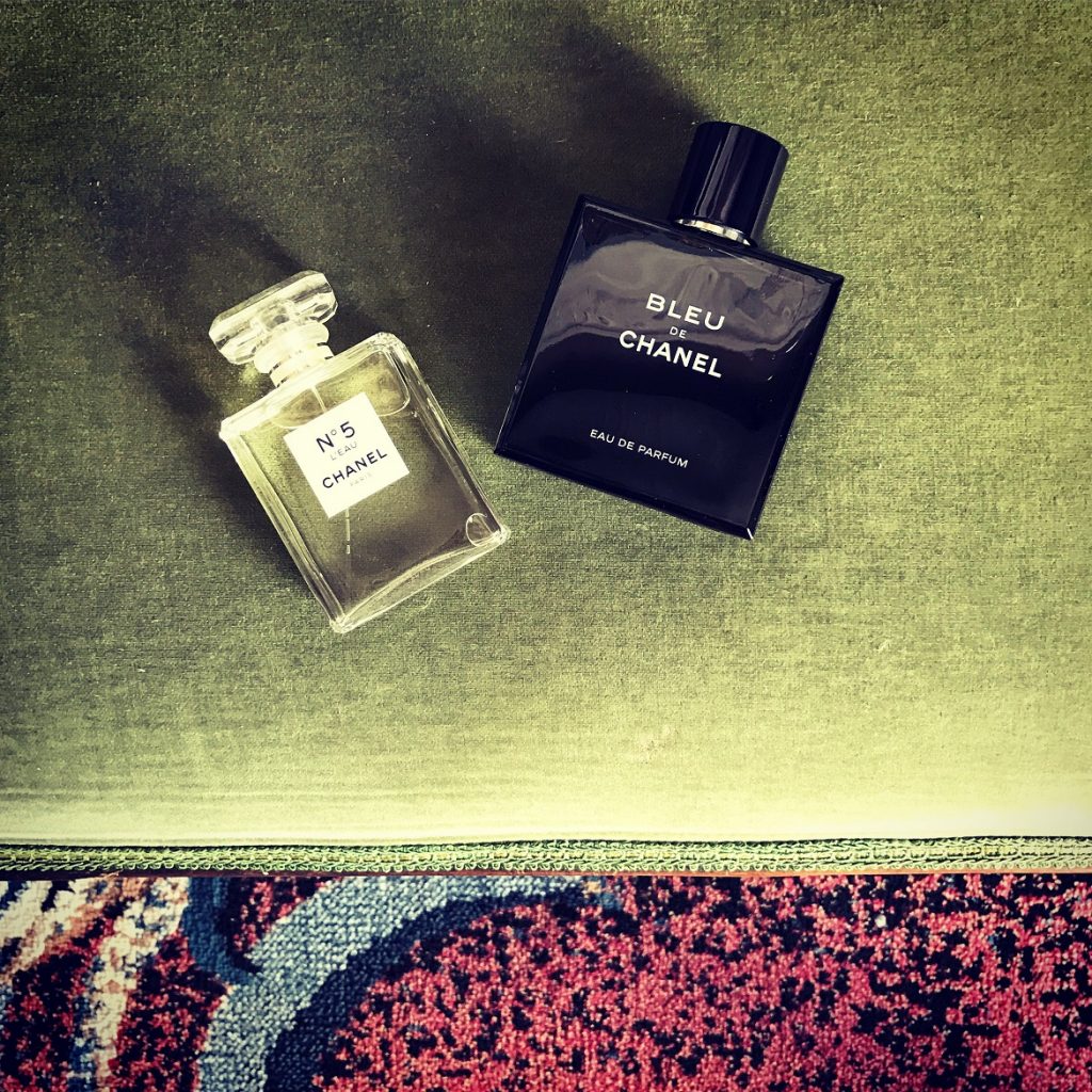 By the way, τo ανδρικό CHANEL BLEU eau de parfum είναι για μας τους άντρες ότι το CHANEL no5 L'Eau για τις γυναίκες...
