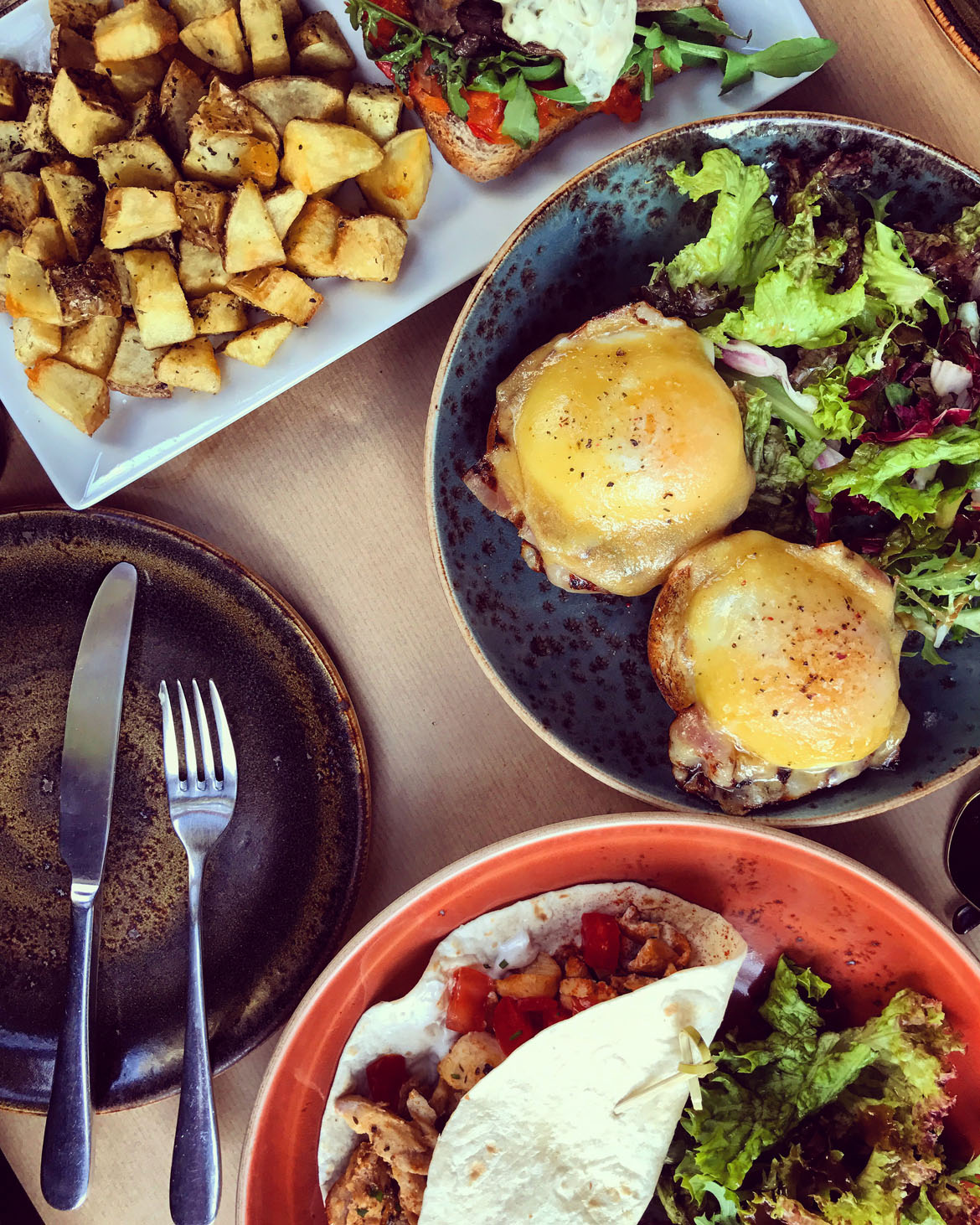 Συγκλονιστικά Eggs Benedict, Fajitas με κοτόπουλο & γενικά τα πάντα όλα τέλεια στο HARVEST (Αιόλου & Σοφοκλέους)