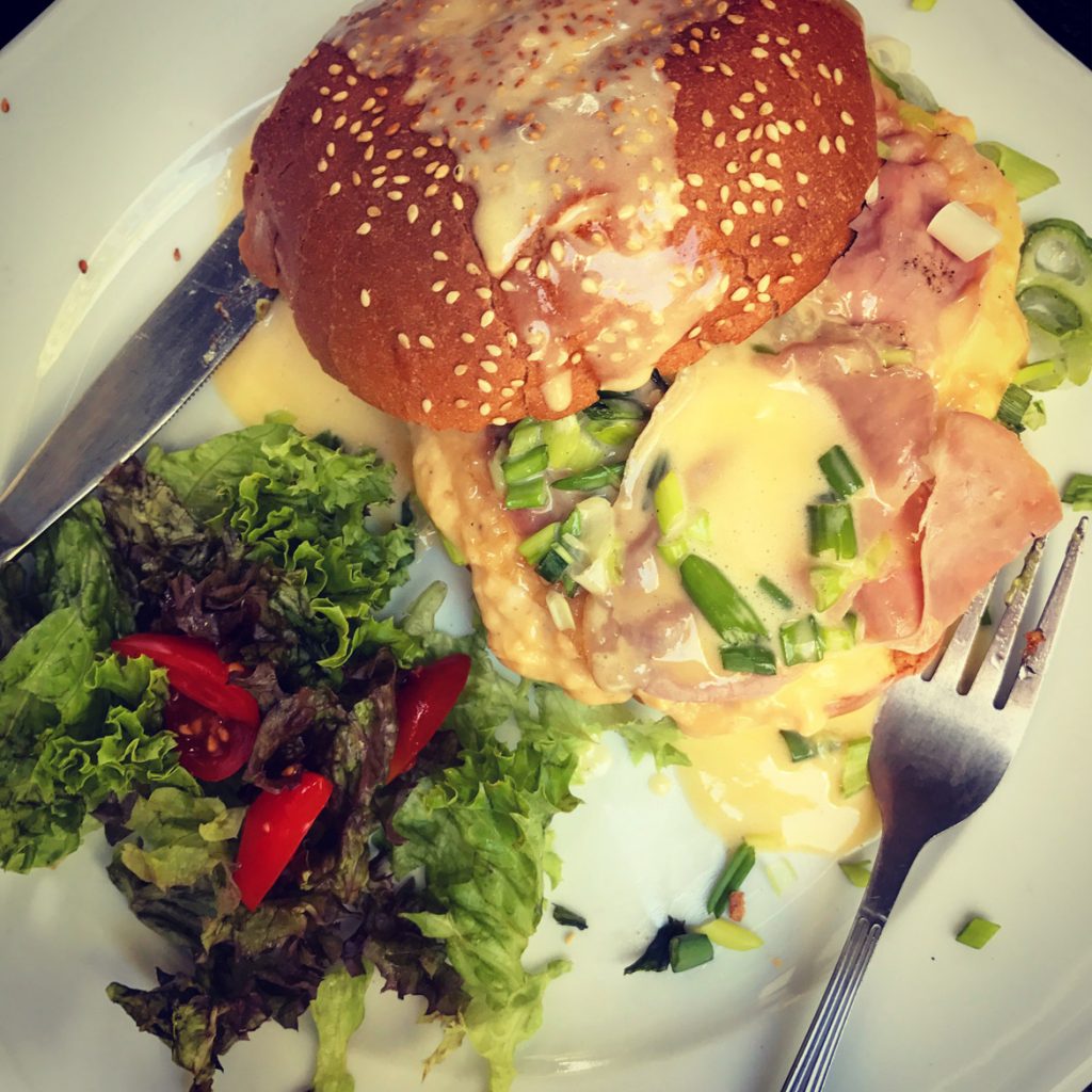 Eggslut: το νέο πιάτο που προστέθηκε στο "σπιτικό" brunch του MONSIEUR BARBU με scrabbled eggs, καπνιστή μπριζόλα & φρέσκο κρεμμυδάκι σε ψωμί μπριός