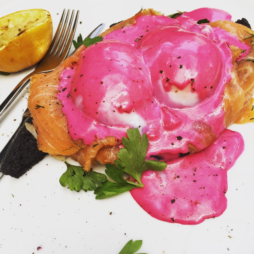 Υπέροχο Salmone Affumicato στο ODORI VERMUTERIA DI ATENE (foccacia από μελάνι σουπιάς, καπνιστός σολομός μαριναρισμένος σε καπνιστό αλάτι, αρωματικό αβγό ποσέ & σος hollandaise παντζάρι)