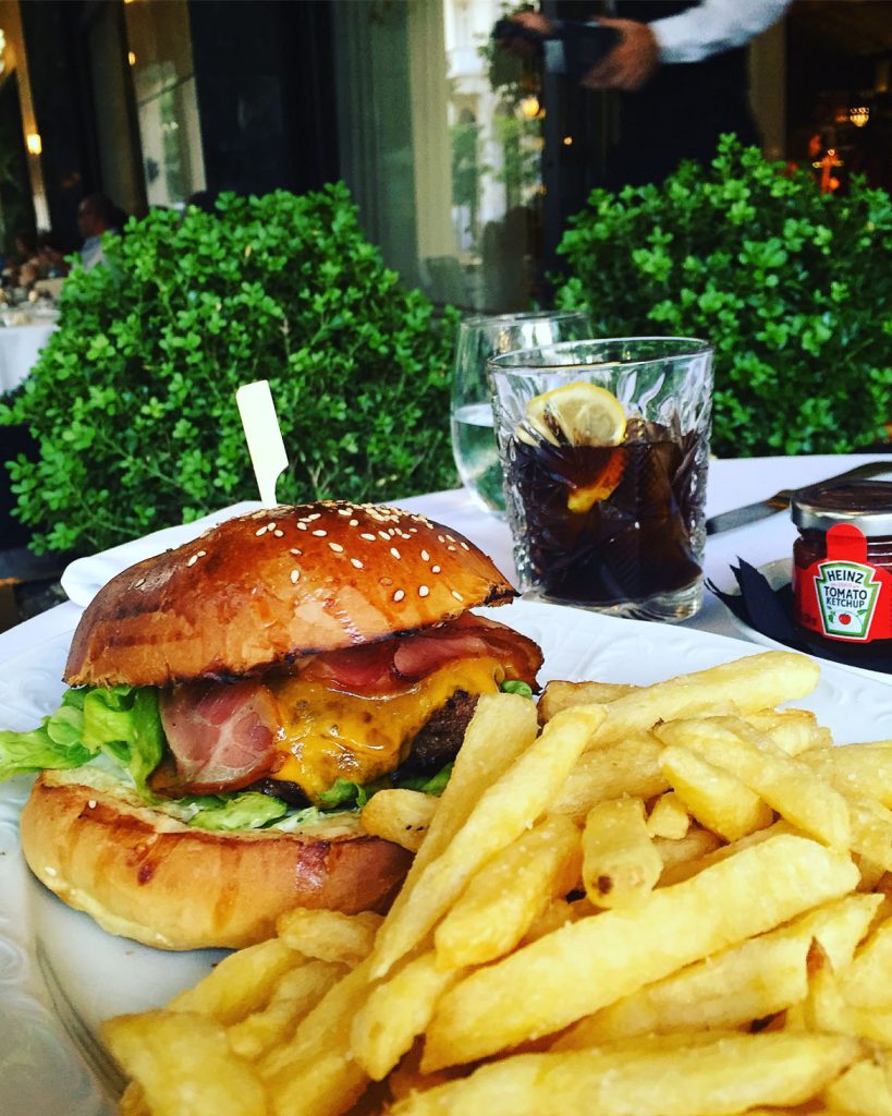 Καταπληκτικό burger (δεν το περίμενα τόσο...) στο all-time-classic meeting-point ZONARS