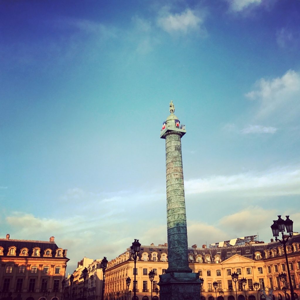 Η πανέμορφη Place Vendome λουσμένη στο πορτοκαλοκίτρινο φως της δύσης...