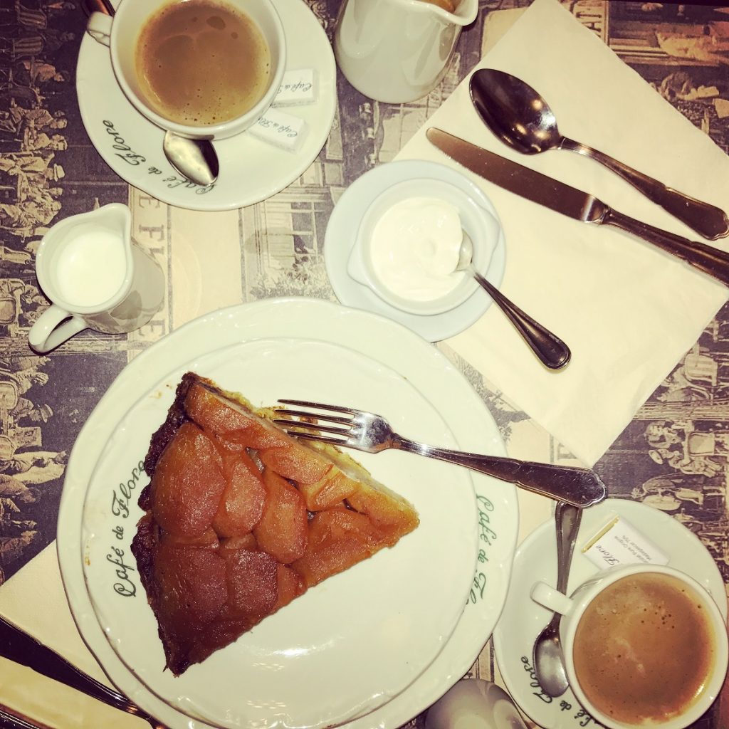 Δεν υπάρχει πιο αυθεντική & νόστιμη Tarte Tatin (μηλόπιτα) με παχιά σαντιγί, από αυτή που σερβίρεται στο ιστορικό Café de Flore στο Saint-Germain!