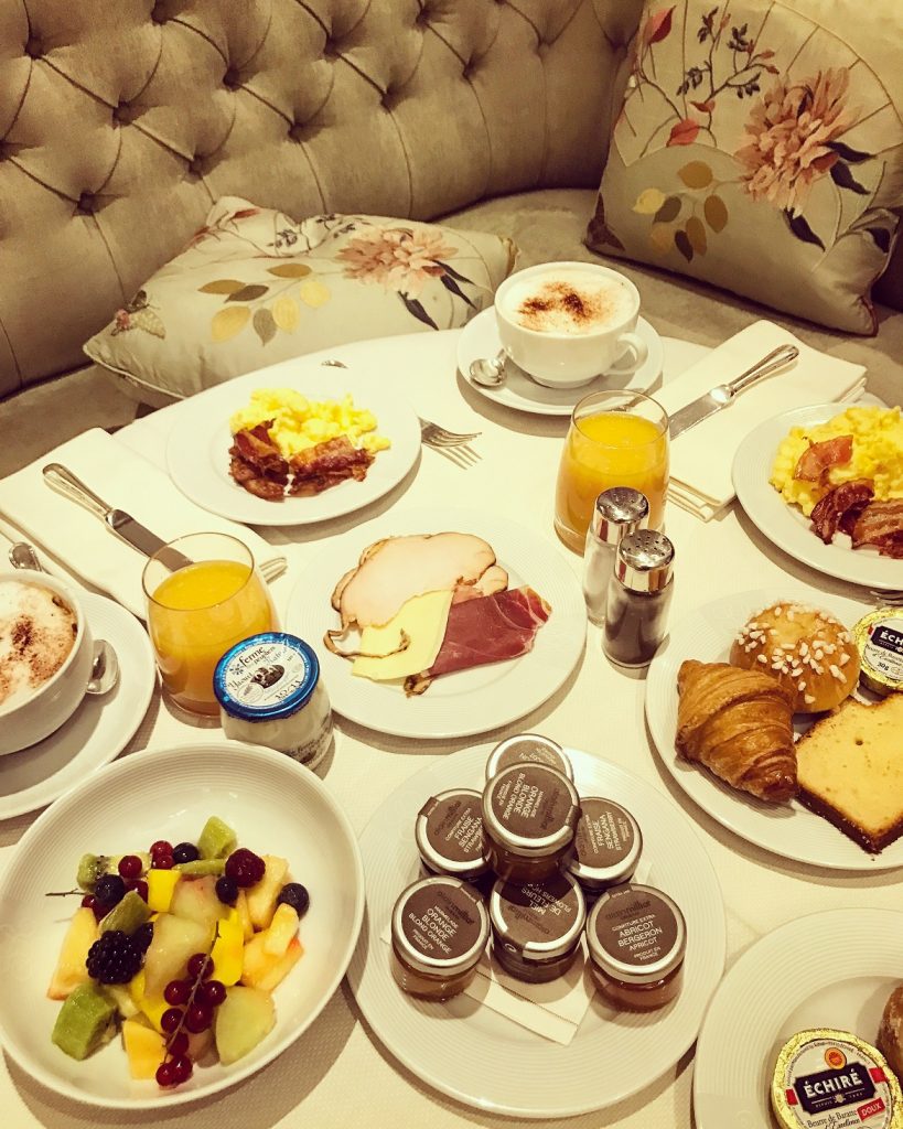 Πλούσιο continental breakfast με τραγανά κρουασάν, σπιτικό κέικ & φρεσκοστυμμένο χυμό πορτοκάλι στο Hotel San Regis