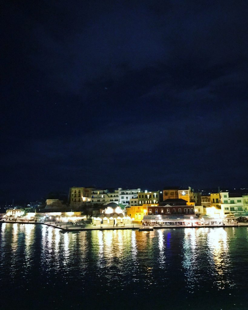 Και τα φώτα της πόλης, όπως εισβάλλουν στο δωμάτιο το βράδυ... Μαγικά;