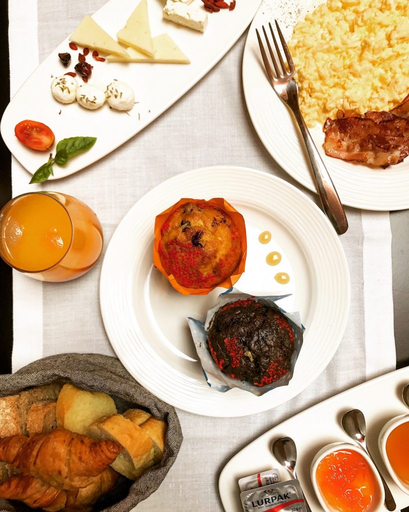 Σερβίρεται super breakfast με διεθνείς λιχουδιές (βλ. scrambed bio-eggs & muffins), αλλά και πολλά τοπικά κρητικά προϊόντα!