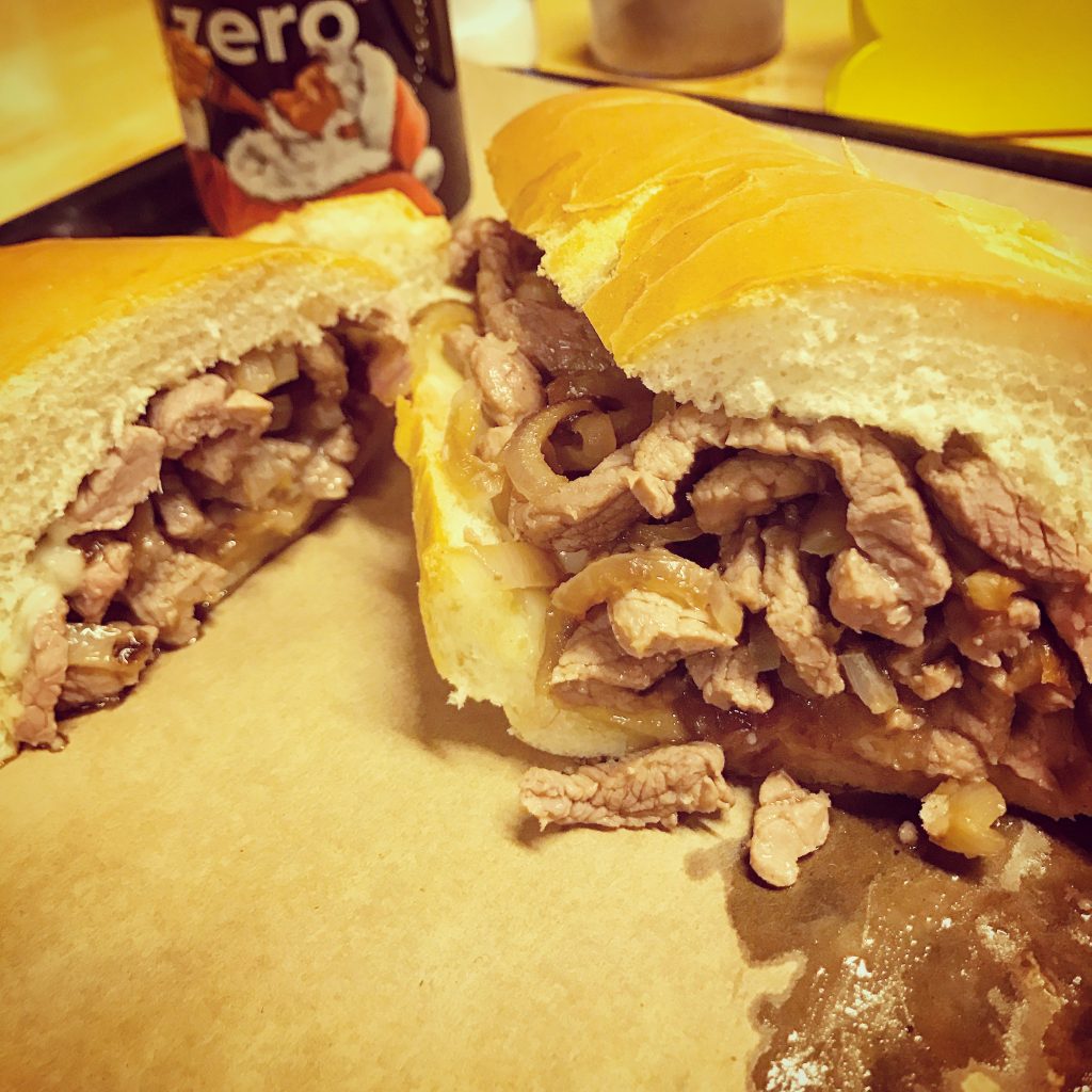 NEW YORK SANDWICHES: Philly Cheese Steak Sandwich με λεπτοκομμένο μοσχάρι γάλακτος, καραμελωμένα κρεμμύδια, μανιτάρια σωτέ & λιωμένο τυρί προβολόνε