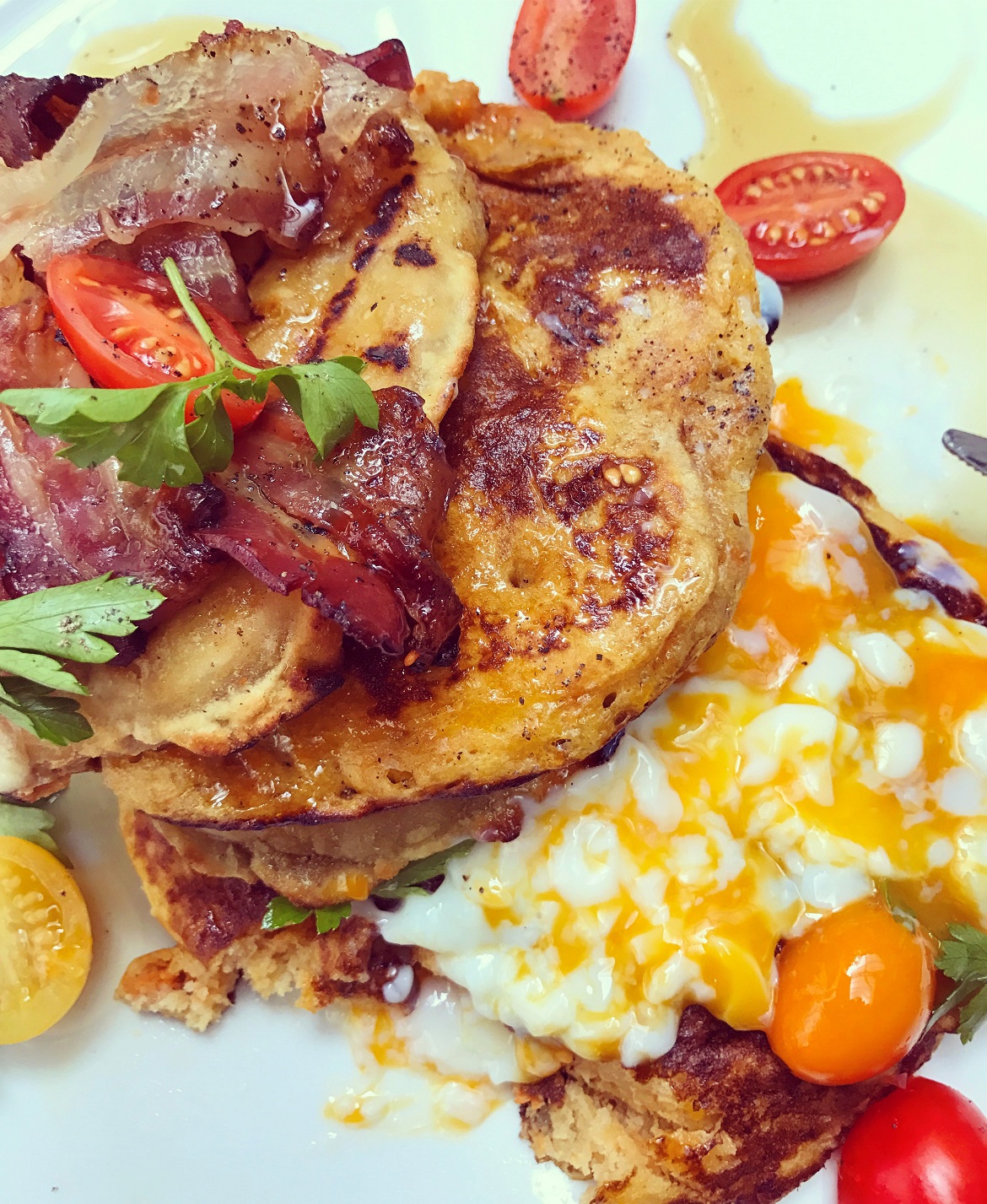 Το αβγό ποσέ & το maple syrup σερβίρονται δίπλα για να σου δώσουν την ευχαρίστηση να τα προσθέσεις εσύ on top -καλή ώρα...