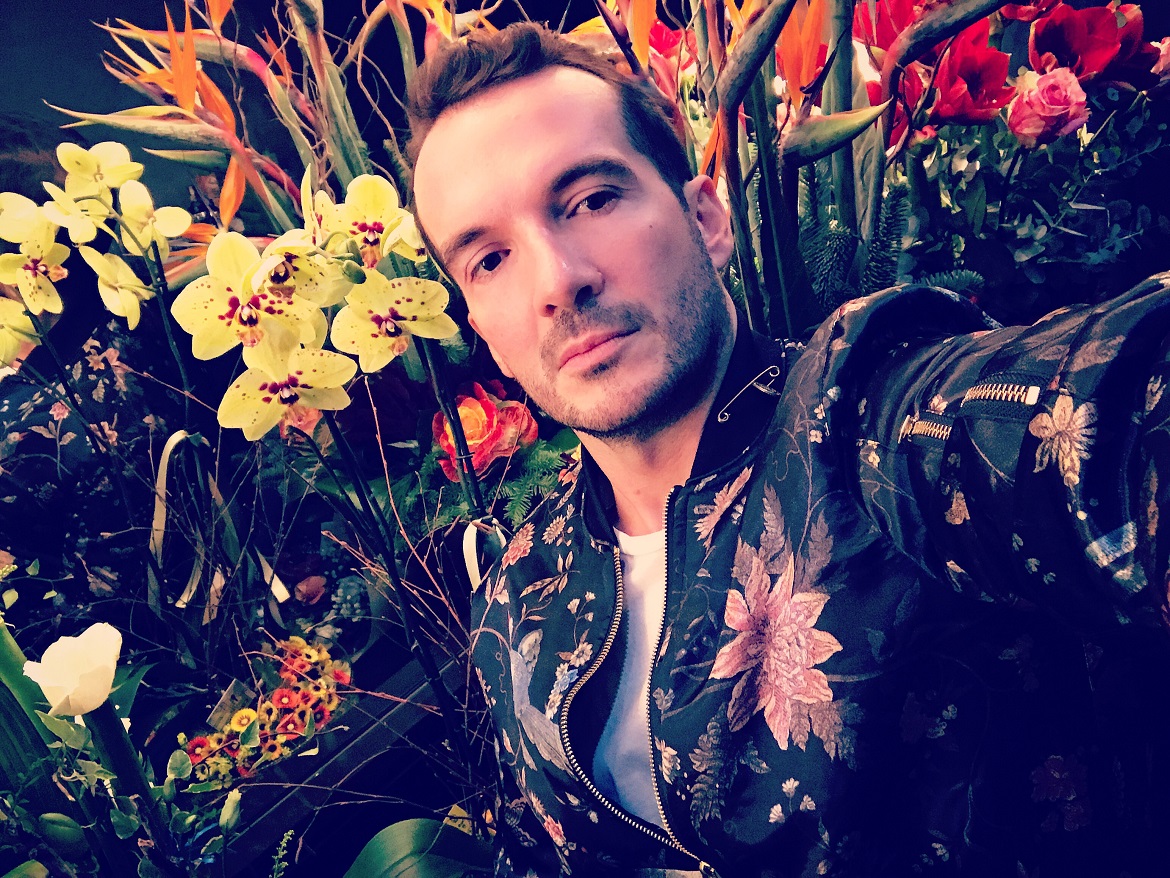 Wearing a lush ASOS bomber jacket, bought for just 70 euros (!)