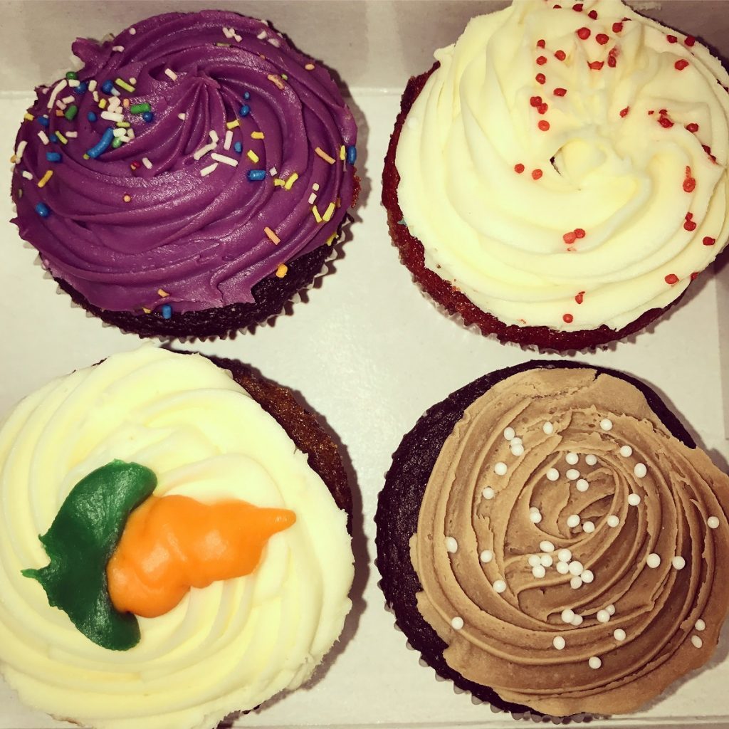 Ολόφρεσκα λαχταριστά cupcakes από το CAKE της Κηφισιάς (πιο ευγενικό σέρβις από του Κολωνακίου...)